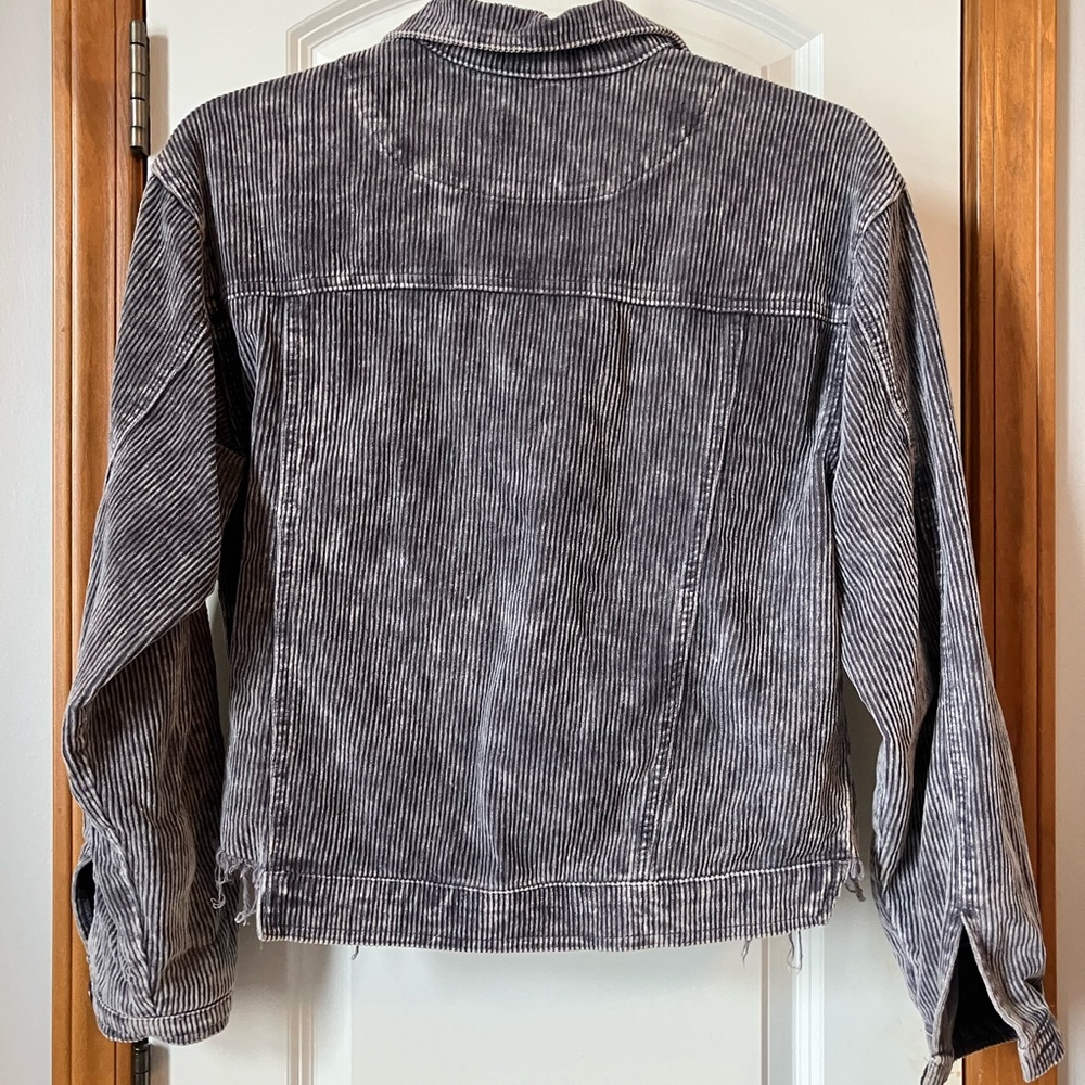 Cute Jacket! Can be worn buttoned or open! - Picture 5 of 9